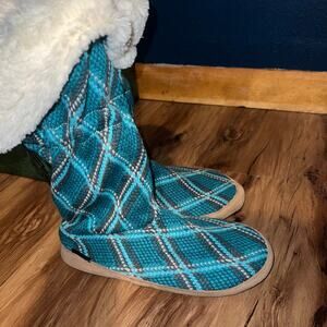 NWT Blue Gray Criss Cross Print Adjustable Muk Luks Slippers Size Large (8/9)